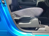 運転席にはドライバーの体型や好みに応じて前後方向だけでなく、高さの調整ができるシートリフターを装備!