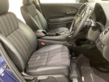 広い足元にゆったり座れるシートには肘掛けも装備しており長距離の運転でも疲れにくくなってます。女性でも運転がしやすいように、シートの高さ調整機能(シートリフター)がついています。