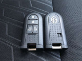 スマートキー2個有ります。家族で共有すれば自宅駐車場での入替えや旅行の時などに大変便利ですね。