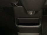 【アクセサリーソケット(電源ソケット)】電源からケーブルをつなげば、スマートフォンなどの電子機器の充電などを行うことができます!ゲーム機器や、カメラの充電にも便利ですね。