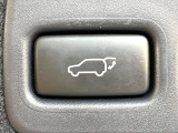 【パワーバックドア】スマートキーや運転席のボタンを押すだけでリアゲートが自動で開閉します!荷物を持っている時や、高い位置にあるバックドアを閉める際に便利な機能です♪