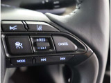 アダプティブクルーズコントロール機能付きです。走行中に先行車の様子を検知しながら、設定した車速の範囲内で先行車との距離のキープを支援します。詳細は販売店スタッフまでおたずねください。