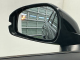 ブラインドスポットインフォメーションは走行中、斜め後ろに車両を感知すると、ドアミラー上のマークを点灯してお知らせします