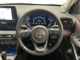 3本スポークステアリング!ステアリングスイッチ付!音量調整やメーター内インフォメーションディスプレイ操作、全車速追従機能レーダークルーズコントロール操作などが可能!