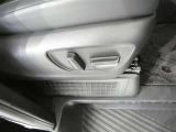 運転席パワーシート搭載。微妙な調整が手軽にでき、ピッタリのポジションで運転することが可能です。