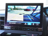 【バックカメラ】後方確認を支援する3つの視界、リアワイドカメラシステム。画面表示のビュー切り替えボタンを操作することで「ノーマルビュー」「ワイドビュー」「トップダウンビュー」の3種類の切り替えが可能。