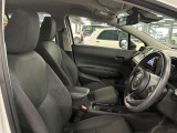 運転席の画像です。足元やシートまわりに余裕があり、リラックスした姿勢で運転が可能です。視界も良好で操作系へのアクセスもしやすく、快適で安心感のあるドライブをサポートします。