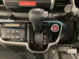 CVT車のセレクトレバーです。低速から高速まで、変速ショックのないスムーズな走りを実現するとともに、エンジン効率のよい領域を維持することで燃費にも貢献します。