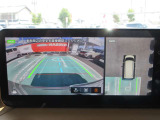 アラウンドビュー付き。上空から車両を見下ろしたような画像に加工された映像をディスプレイで確認しながら車庫入などができ大変便利です。