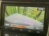 【ステアリング連動バックカメラ】駐車時に後方がリアルタイム映像で確認できます。大型商業施設や立体駐車場での駐車時や、夜間のバック時に大活躍!運転スキルに関わらず、今や必須となった装備のひとつです!