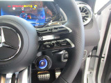 ハンドルスイッチ(右)は、運転中に手を離さず安全に操作できます。マルチファンクションディスプレイを操作します。