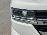 【LEDヘッドライト】悪天候や夜間走行時も良好な視界を確保し安心して運転できる高輝度LEDヘッドライトを装備!点灯速度が早く、消費電力も抑えられています。