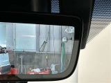 デジタルインナーミラーが付いています。車両後方カメラの映像をインナーミラー内のディスプレイに表示。