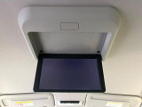 【フリップダウンモニター】大画面モニターで後席でもエンタメをお楽しみいただけます。小さなお子様にも大人気の装備です♪
