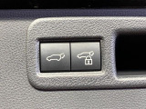 【パワーバックドア】スマートキーや運転席のボタンを押すだけでリアゲートが自動で開閉します!荷物を持っている時や、高い位置にあるバックドアを閉める際に便利な機能です♪
