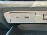 USB Type-A・Type-Cがセンターコンソール部分にございます。充電の心配も減りますね!