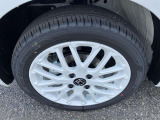 純正アルミホイールです。足元が引き立つので、車全体のイメージがアップします!
