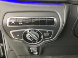 メモリー付きパワーシートが装備されている車両はシートの位置・ドアミラーの角度・ハンドルの位置を3名まで記憶出来ます。