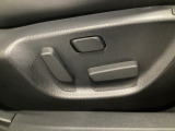 運転席にはパワーシートを装備!シート位置を記憶するメモリー機能付きなのでご夫婦で2名分セットすると便利です♪