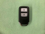 スマートキーを装備しています。鍵を差し込むことなくドアロックの開け閉めと、スタートボタン操作でのエンジンスタートができます。