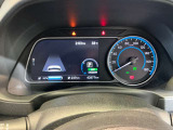 メーター内のカラーディスプレイには運転をサポートするさまざまな情報を表示!瞬間燃費などが表示できます。
