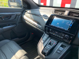 助手席周辺はこのようになっております。運転手だけでなく助手席に一緒に乗られる方も広々と快適にお乗り頂けるような設計です!各種装備を次の写真からご案内いたしますのでご覧ください。