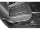 運転席10ウェイパワーシート。前後スライド、前チルト、シートリフター、リクライニング、ランバーサポートの調整を電動化。最適なポジションを提供します。