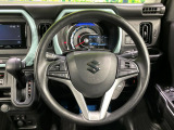 インテリアに合わせたデザインのステアリングは、運転される方のことも考え、運転しやすい形状、大きさです。是非一度、実際に触ってお確かめください。