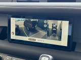 【3Dサラウンドカメラ】周囲の安全確認をアシストする機能です。3D車外ビュー、360&deg;オーバーヘッドビューを 利用して、狭いスペースでも安心、スムーズに運転操作ができます。