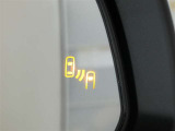 ブラインドスポットモニター装備。隣車線を走る車両を検知。ドアミラーでは確認しにくい後方、側方エリアに存在する車両や急接近してくる車両も検知しドアミラーに搭載されたLEDインジケーターが点灯します。