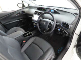 シンプルで使いやすいデザインの運転席です。