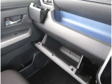 【グローブBOX】車検証、メンテナンスノート等収納できます。