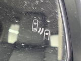 【ブラインドスポットモニター】走行中、ドアミラーの死角になりやすい箇所に後続車が接近するとサイドミラーのレンズに警告を表示!ドライバーに注意喚起をしてくれます。
