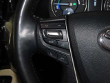 ステアリングスイッチ付きで、運転中に視線を前に向けたまま操作できます。