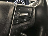 ステアリングスイッチ付きで、運転中に視線を前に向けたまま操作できます。