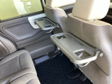 折りたたみ式のシートバックテーブルは限られた空間を有効活用。車内の家族時間をもっと快適に。休憩時のちょっとした小物置に使える、前席背面の格納式テーブルが付いています。