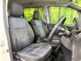 運転席まわりには十分なスペースがあり、大柄な方でもゆったり運転していただける環境です。