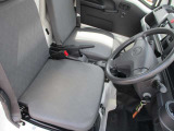 乗り降りしやすい運転席。ドアの施錠・エンジンオンオフはワンプッシュ!便利なキーフリー。
