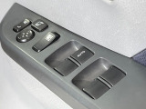 【電動格納ミラー】サイドミラーは電動格納式となっており、狭い駐車場でもキズがつくリスクを抑えられます。