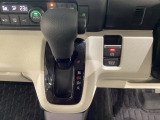 CVT車のセレクトレバーです。低速から高速まで、変速ショックのないスムーズな走りと、エンジン効率のよい領域を維持して燃費にも貢献します。サイドブレーキはスイッチ操作の電子制御パーキングブレーキです。