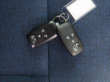 電子キーをポケットやカバンに入れているだけで、ドアの開錠・施錠が行えます。荷物を抱えていてもラクラク開閉です。エンジン始動も行えます。