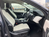【運転席】運転席はドライバーをしっかり包み込むように設計されており、長時間のドライブも問題御座いません。また大きな傷や、汚れなどなく綺麗な状態で入庫しています。