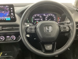 【ハンドル】運転にかかわる様々な操作を安全に行えるように視点移動が少なく操作性に配慮されたスイッチ類が凝縮されたコックピットです。
