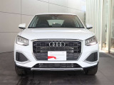 ●一目でAudiとわかる特徴的なシングルフレームグリル・LEDランプ。精悍なフロントマスクからAudiのスマートで上品なブランドを連想させてくれます。女性にも大変ご好評頂いております。