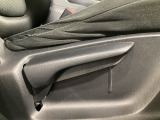 運転席にはドライバーの体型や好みに応じて前後方向だけでなく、高さの調整ができるシートリフターを装備!