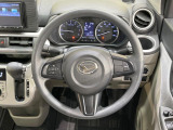 インテリアに合わせたデザインのステアリングは、運転される方のことも考え、運転しやすい形状、大きさです。是非一度、実際に触ってお確かめください。
