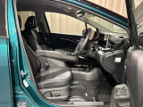 運転席も広々でゆったりとした気分で運転できます♪本革シートです☆電動シートが付いています☆