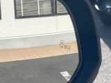 【ブラインドスポットモニター】走行中、ドアミラーの死角になりやすい箇所に後続車が接近するとサイドミラーのレンズに警告を表示!ドライバーに注意喚起をしてくれます。