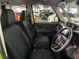 運転席の画像です。足元やシートまわりに余裕があり、リラックスした姿勢で運転が可能です。視界も良好で操作系へのアクセスもしやすく、快適で安心感のあるドライブをサポートします。