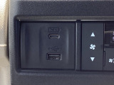 エアコン操作パネルの左側に、スマートフォンなどの充電可能なUSB端子と、音源などの外部入力の可能なUSB端子がついています。移動中に充電もできるので便利です。